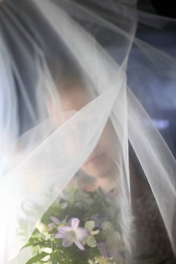 güzel bir gelin duvak tarafından kapalı