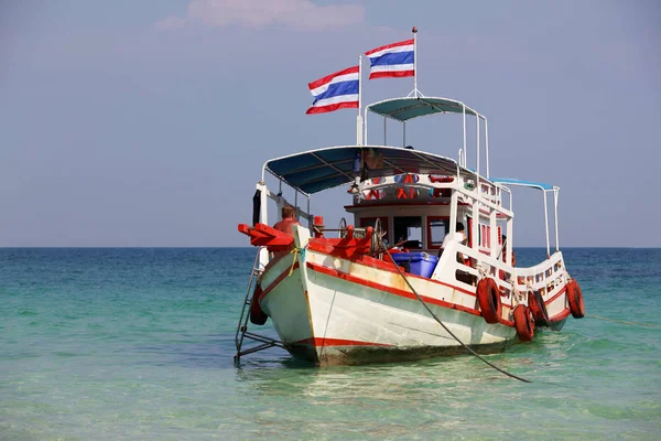 Treibendes Boot im transparenten Meer — Stockfoto