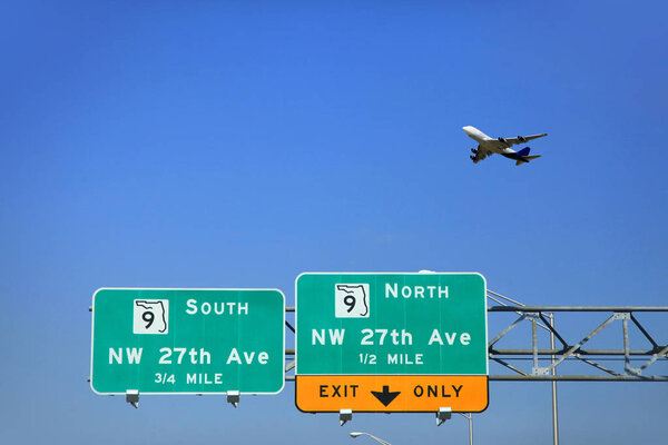 Знаки на дороге в Майами
