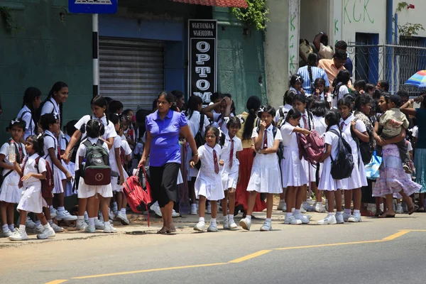 Многие школьники ждут школьного автобуса — стоковое фото