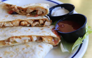 Mexican Quesadilla tavuk ve iki soslar ile