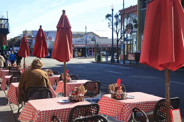 Ресторан на открытом воздухе на набережной Сан-Франциско — стоковое фото