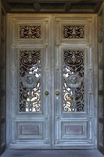 Vacker dörr i Mission kyrka vid Stanford University i Calif — Stockfoto
