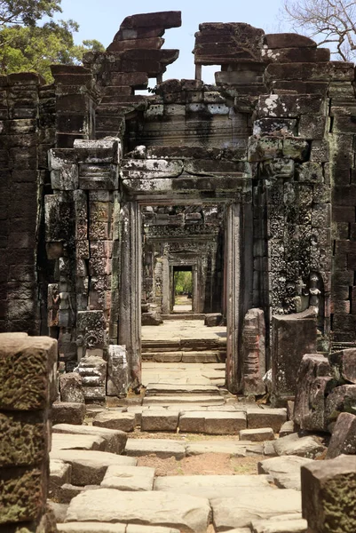 Часть руин камбоджийского храма Анкгор — стоковое фото