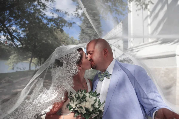 Charmante bruid en bruidegom — Stockfoto