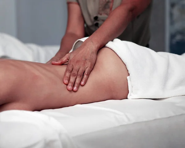 Weiße Frau bei Massage im Wellness-Salon — Stockfoto