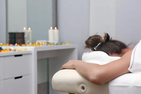 Vita kvinnan massage i spasalong — Stockfoto