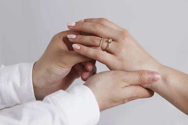 Невеста носит обручальное кольцо жениху — стоковое фото