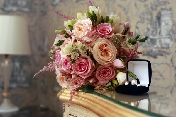 Buquê de casamento de rosas e anéis rosa — Fotografia de Stock