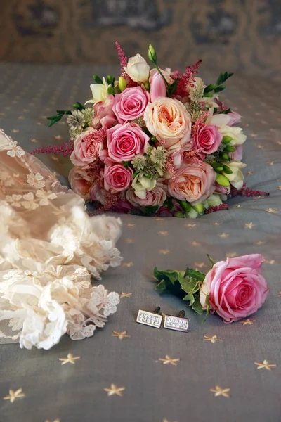 Wedding bouquet from pink roses and groom cufflinks — Stock Photo, Image