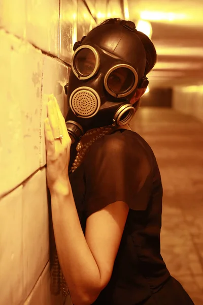 Woman in a gas mask in the night tunnel — Stock Photo, Image