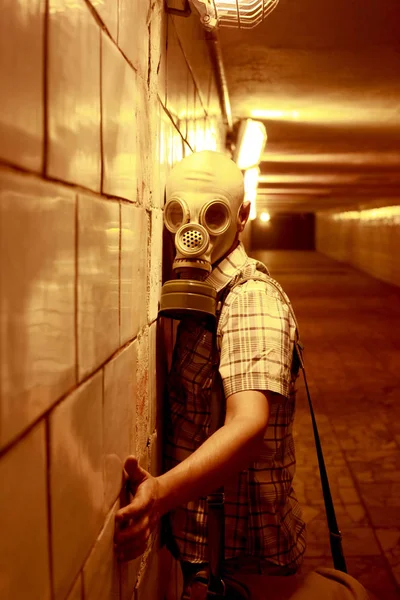 Mannen i en gasmask i natt tunneln — Stockfoto