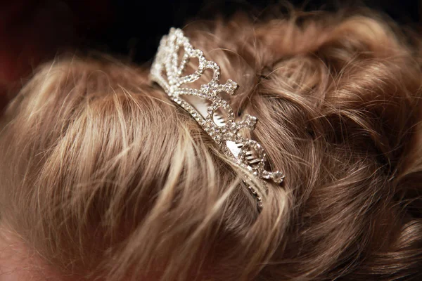 Tiara de casamento no cabelo da noiva close-up — Fotografia de Stock