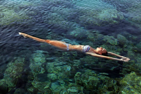 Mulher flutuando na água Relaxante — Fotografia de Stock