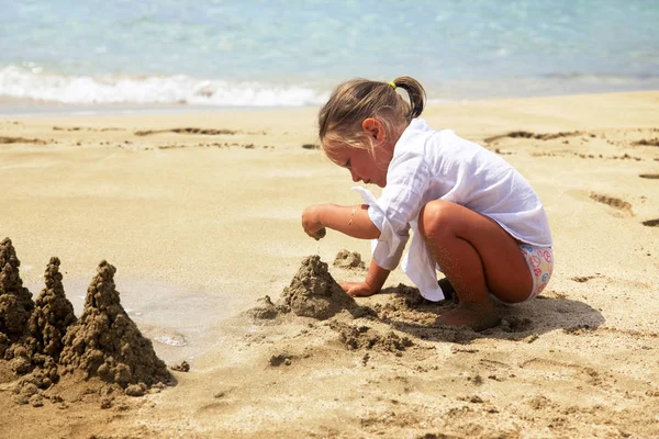 Söt liten flicka på strand — Stockfoto
