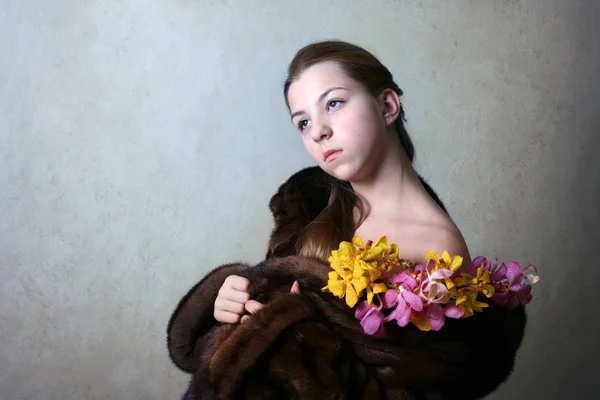 Retrato de la chica en un abrigo de piel de visón —  Fotos de Stock