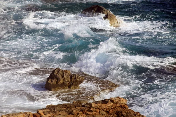 Laguna con acqua ciano nella zona di Kavo Greco a Cipro — Foto Stock