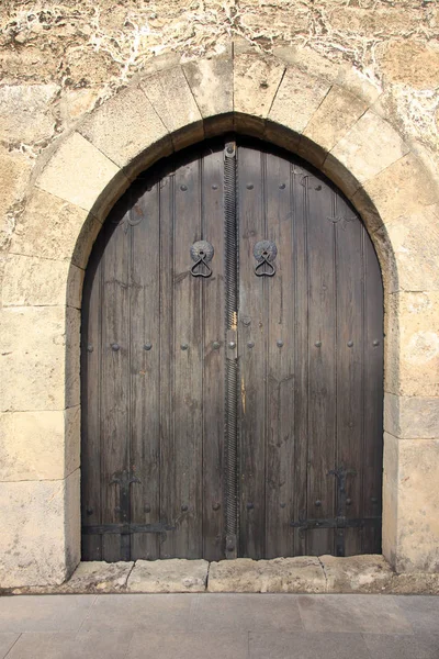 Puerta vieja en la ciudad de Paralimni — Foto de Stock