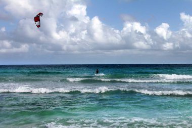Kiteboarder suda sörf keyfini. 