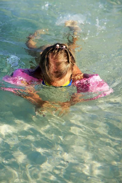 Niña bucea en el mar claro — Foto de Stock