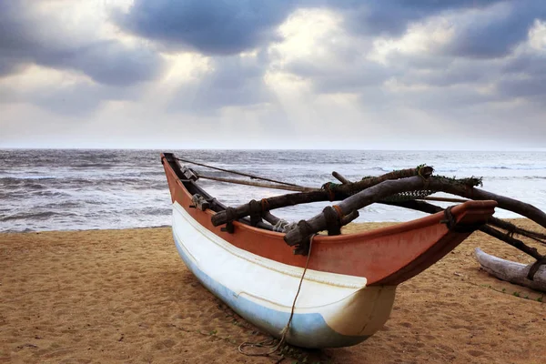 人けのない海岸で漁船 — ストック写真