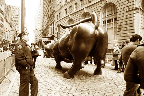 Bronze bull located at Bowling Green Park — Stock Photo, Image