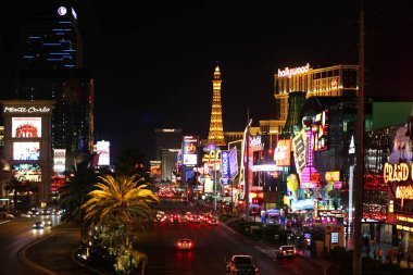 Las Vegas şerit silüeti ve sokak sahnesi gece 