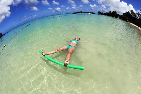 Volwassen vrouw genieten van de zomer in de Oceaan — Stockfoto