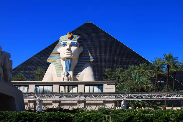 Sfinga na zem v Las Vegas hotel Luxor. — Stock fotografie