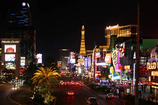 Las Vegas striscia skyline e scena di strada di notte — Foto Stock