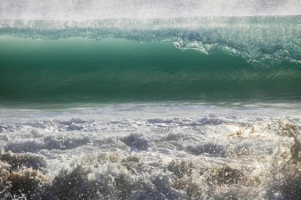 Un val mare se prăbuşeşte pe ţărm — Fotografie, imagine de stoc