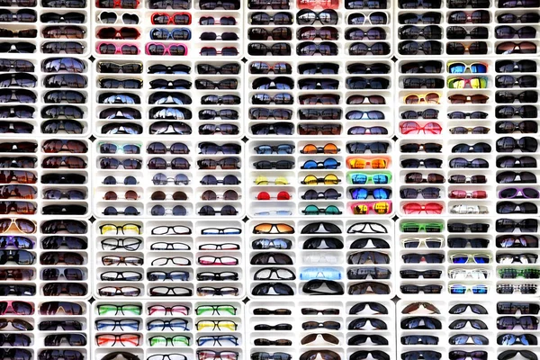 Grupo de gafas de sol en tienda — Foto de Stock