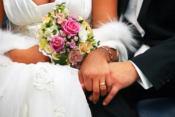 Le marié garde la mariée pour les mains — Photo