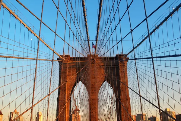 Puente de Brooklyn al atardecer. Ciudad de Nueva York — Foto de Stock