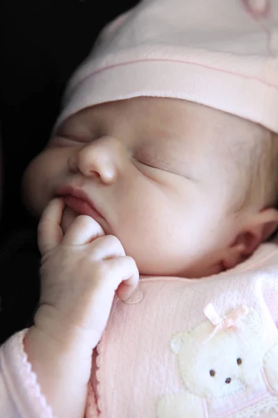 Bebé recién nacido dormido — Foto de Stock