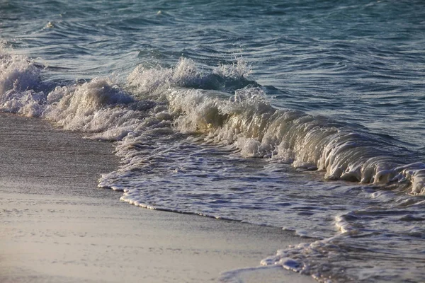 büyük dalga kıyıdan çöküyor