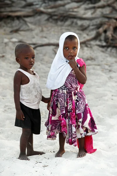 Kis afrikai gyermekek Nungvi beach, Tanzánia — Stock Fotó