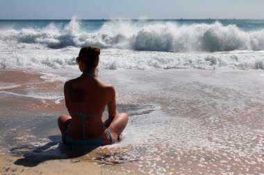 Kız okyanus kıyısında meditasyon. 
