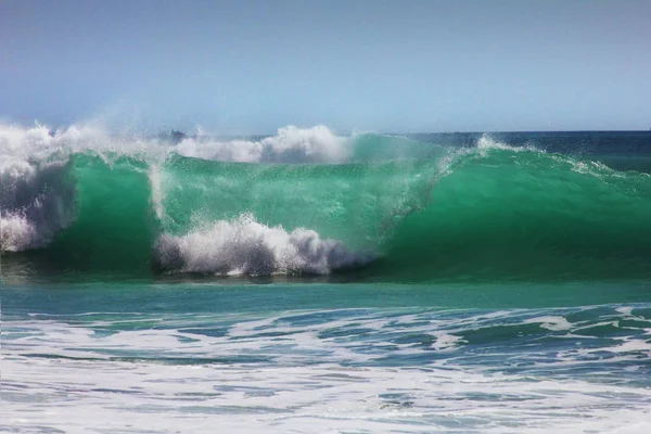 Uma grande onda despenha-se na costa. Oceano Índico — Fotografia de Stock