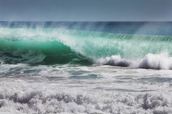 Uma grande onda despenha-se na costa. Oceano Índico — Fotografia de Stock