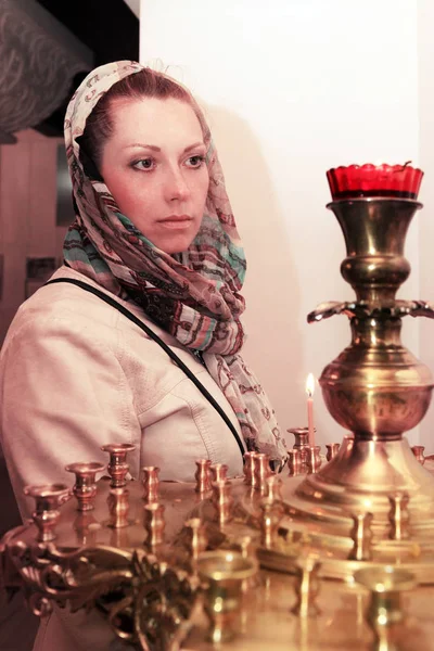 Woman prays in the Russian church — Stock Photo, Image