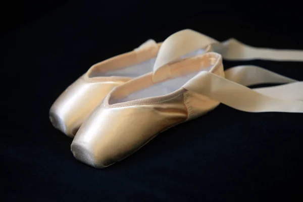 Ballet pointes isolado em um fundo preto — Fotografia de Stock