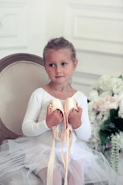 Bailarina chica usando blanco tutú — Foto de Stock