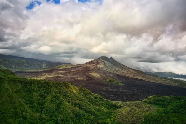 अलीकडेच जागृत ज्वालामुखी माउंटन-बटूर — स्टॉक फोटो, इमेज