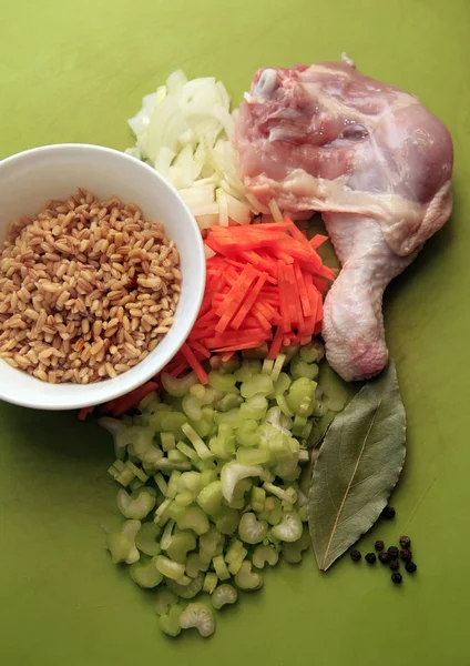 Ингредиенты для куриного супа с жемчужным ячменем — стоковое фото