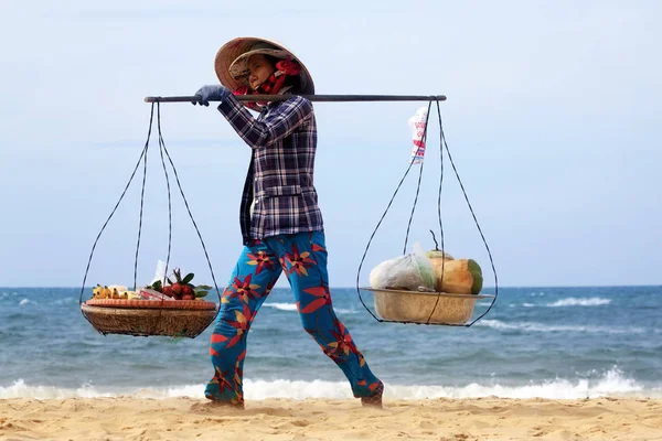 Asiatico donna è vendita frutta su spiaggia — Foto Stock