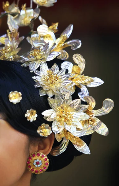 Traditional Headgear Indonesian bride — Stock Photo, Image