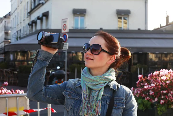 Video kamera sokak Paris'te kullanan kız — Stok fotoğraf