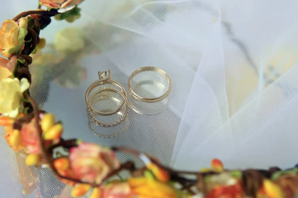 Anéis de casamento em um tecido acetinado azul — Fotografia de Stock