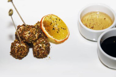 Peynir topları şiş soslar üzerinde